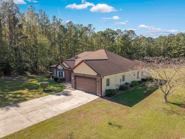 view of front facade featuring a front lawn and a garage