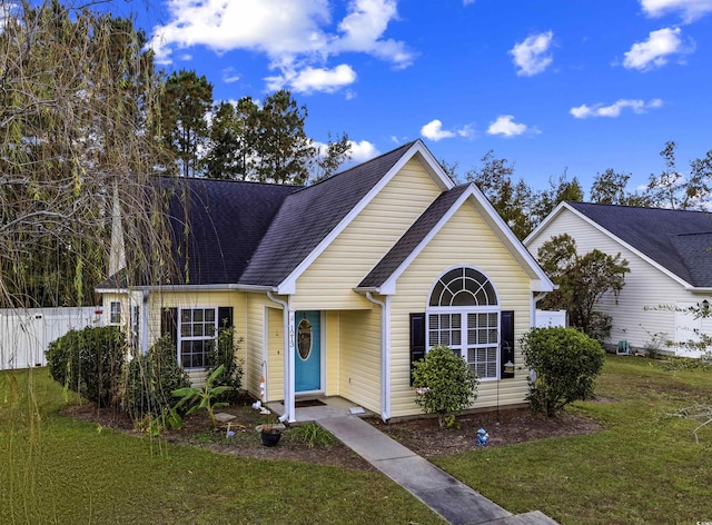 view of front of home featuring a front lawn