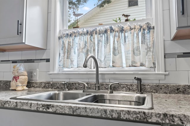 room details featuring backsplash and sink