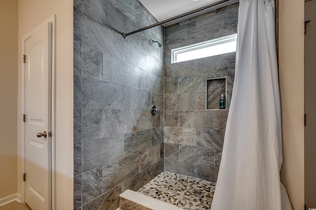 bathroom featuring a shower with shower curtain