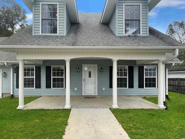 view of front of property featuring a front yard