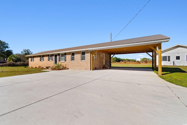 ranch-style house featuring a front lawn and a carport