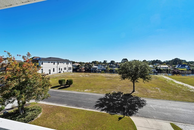 view of yard featuring a water view