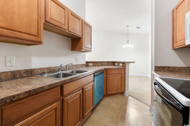 kitchen featuring an inviting chandelier, hanging light fixtures, sink, appliances with stainless steel finishes, and kitchen peninsula