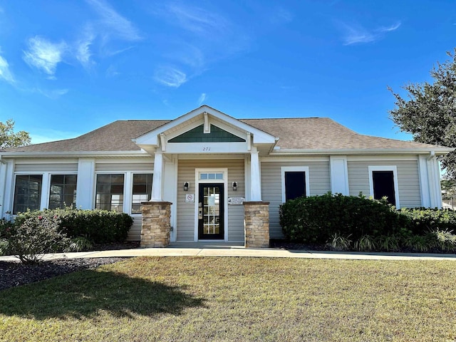 view of front facade featuring a front yard