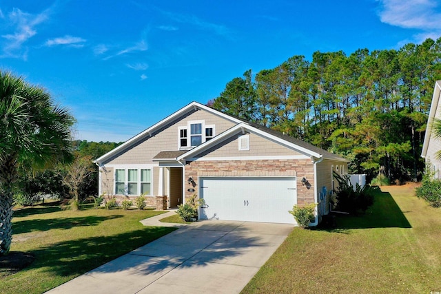 craftsman house featuring a garage and a front lawn