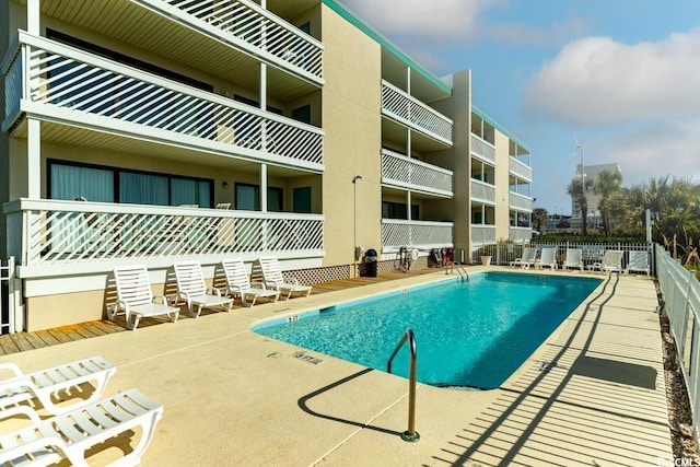 view of swimming pool