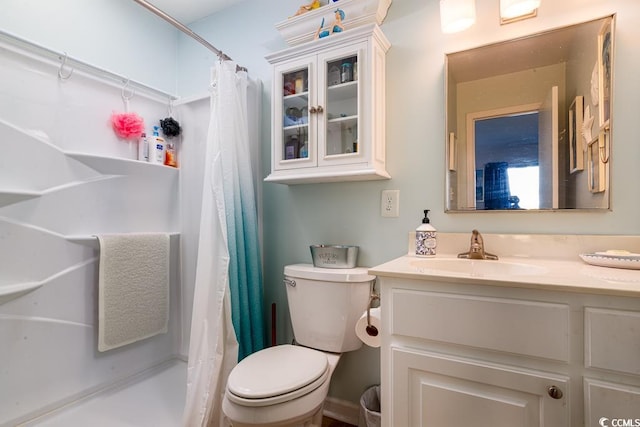 full bathroom with shower / bath combo with shower curtain, vanity, and toilet