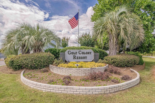 community sign with a lawn