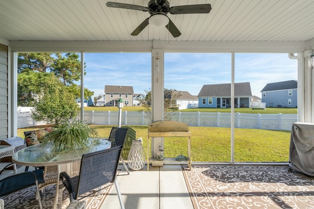 sunroom with ceiling fan