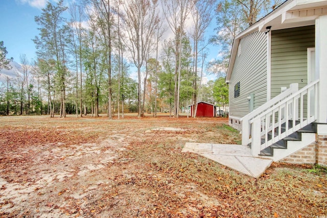 view of yard featuring a shed