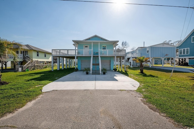 view of front of home featuring a front lawn, a garage, and a porch