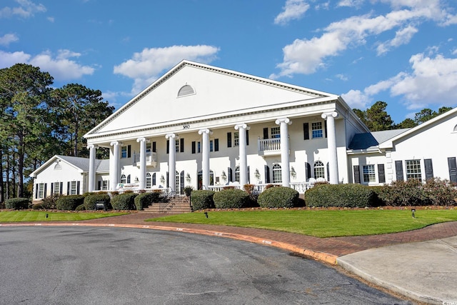 view of front of home with a front lawn and covered porch