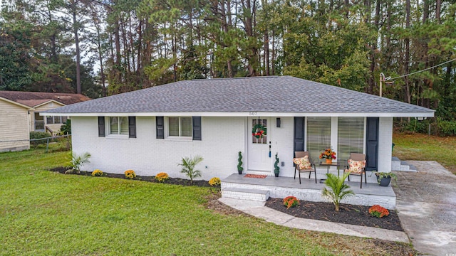 single story home featuring a porch and a front lawn