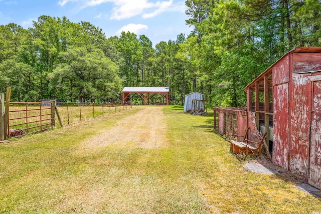 view of yard with an outbuilding