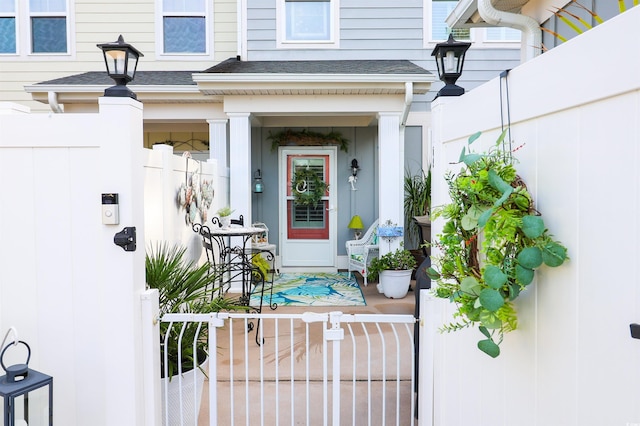 property entrance featuring a shingled roof