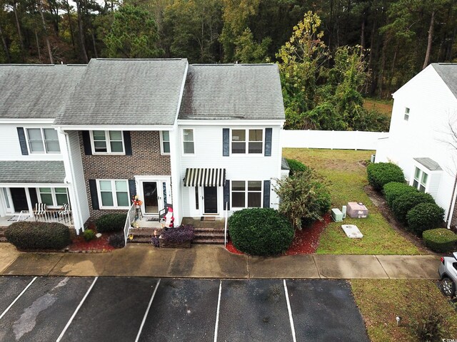 view of front facade featuring a front yard