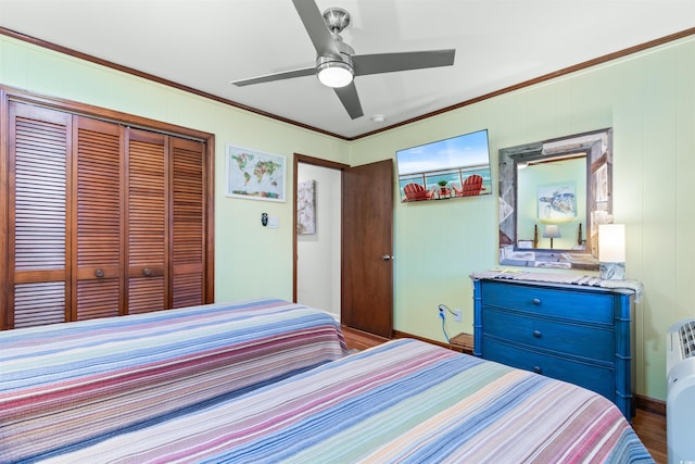 bedroom with hardwood / wood-style flooring, a closet, ornamental molding, and ceiling fan