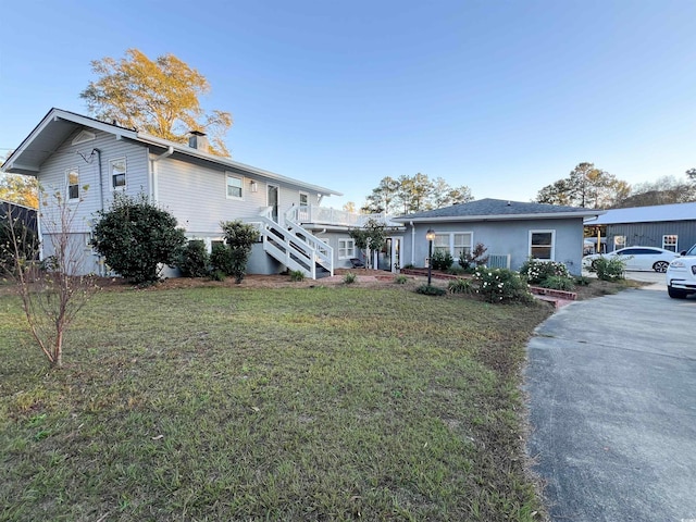 view of front of home featuring a front yard