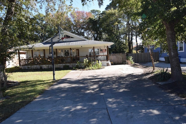 view of front facade with a porch and a front lawn