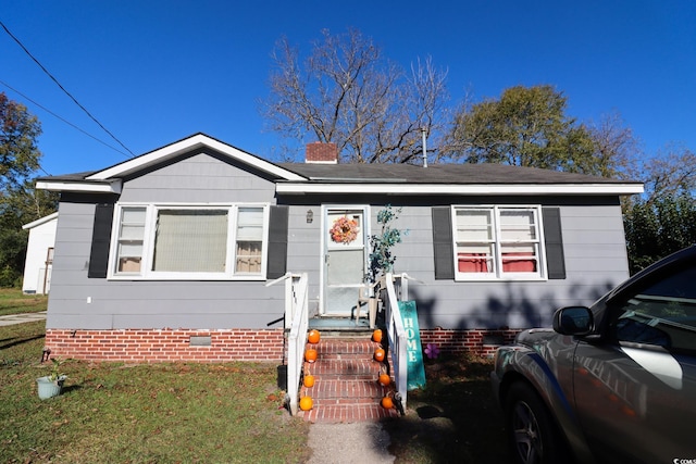 view of front facade featuring a front lawn