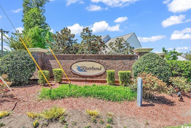 view of community / neighborhood sign