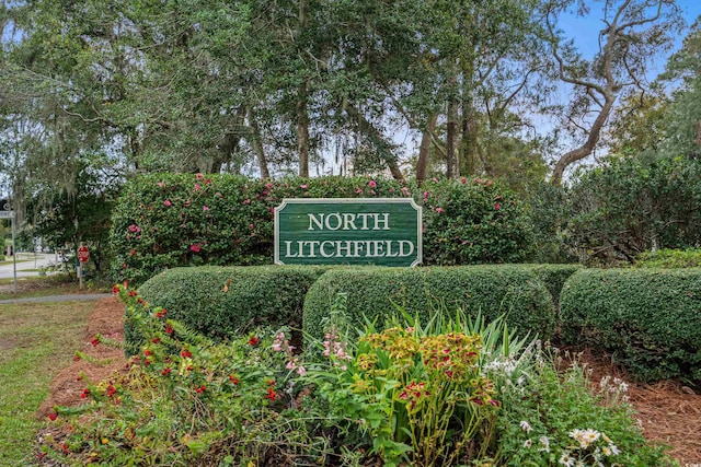 view of community / neighborhood sign