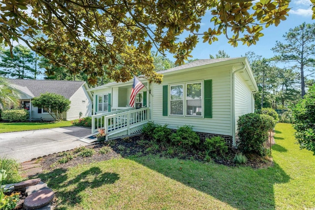 view of front of home featuring a front yard