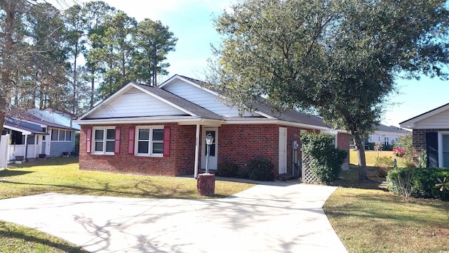 view of front facade featuring a front lawn