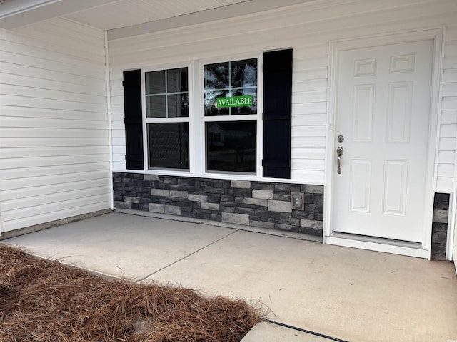 entrance to property featuring covered porch