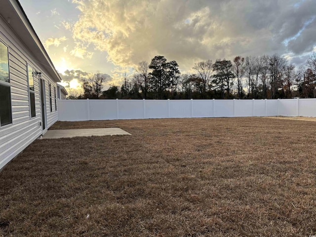 view of yard at dusk