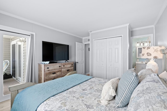 bedroom with connected bathroom, a closet, light wood-type flooring, and ornamental molding