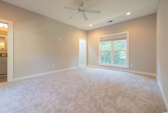 carpeted empty room featuring ceiling fan