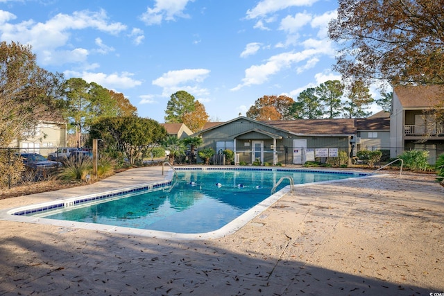 view of swimming pool