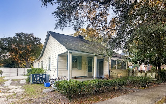 bungalow-style house featuring covered porch