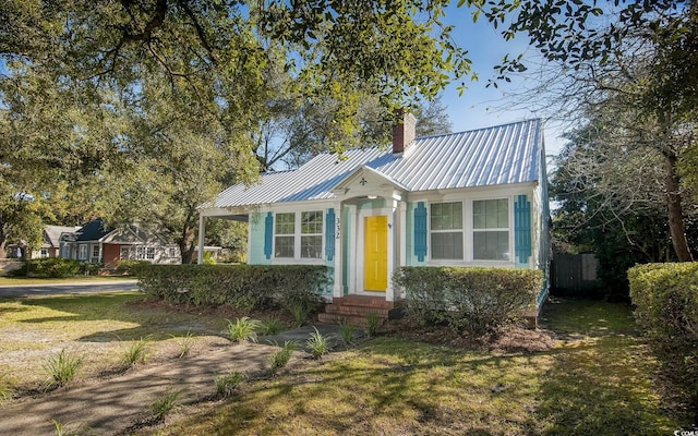 view of front of home with a front lawn