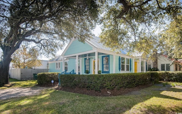 view of front of house featuring a front lawn