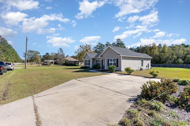 ranch-style house featuring a front lawn