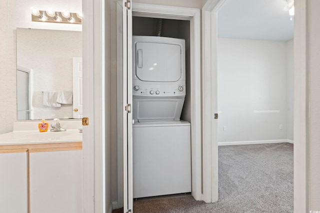 washroom featuring carpet flooring, sink, and stacked washer and dryer