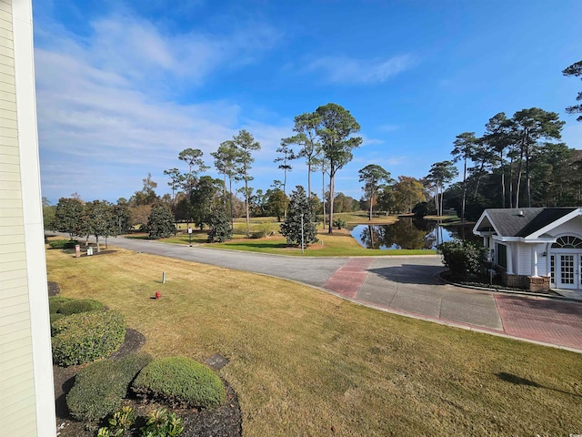 view of yard featuring a water view