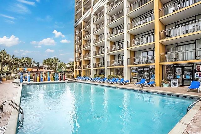 view of swimming pool