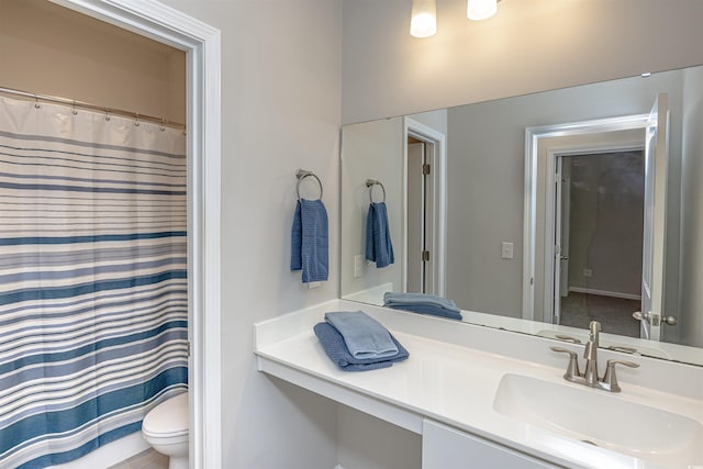 bathroom with a shower with curtain, vanity, and toilet