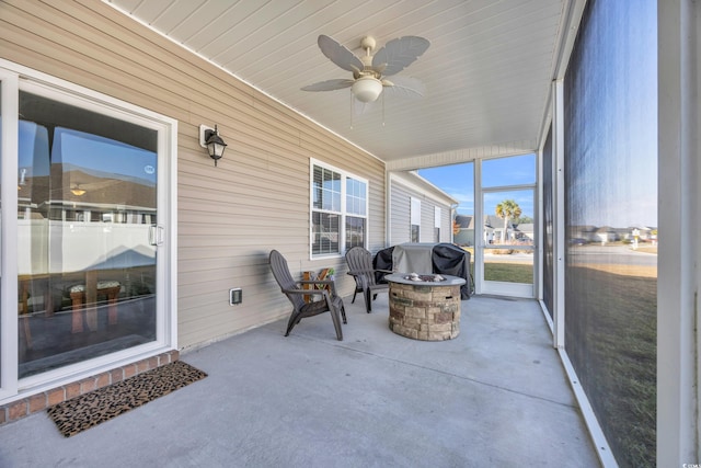 sunroom featuring ceiling fan