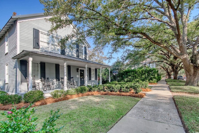 view of front of property featuring a porch and a front lawn