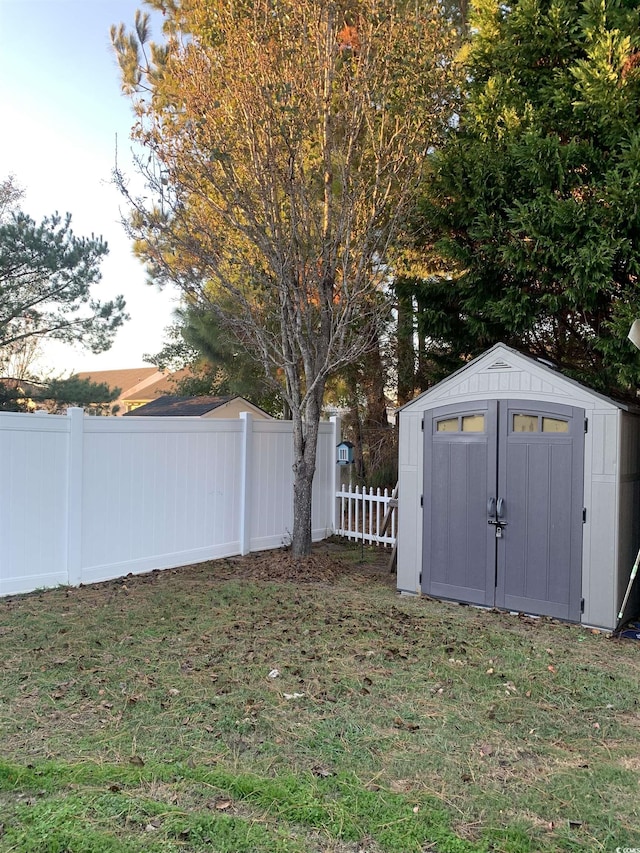 view of yard with a storage shed