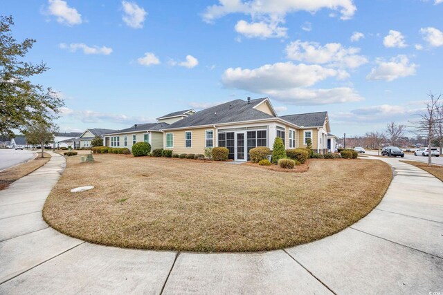 view of front of property featuring a porch and a front yard