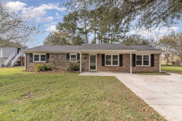 ranch-style house featuring a front lawn