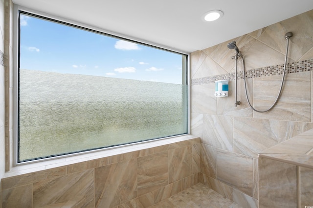 bathroom featuring a tile shower