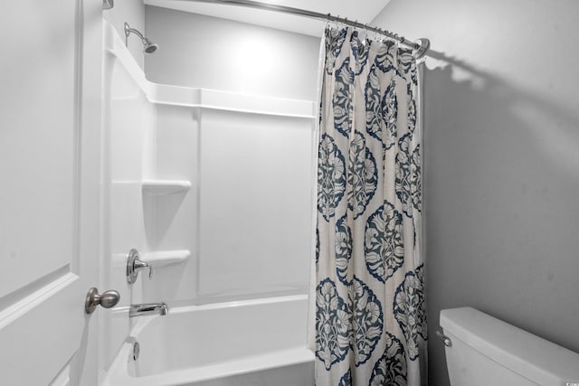 bathroom featuring toilet and shower / bath combo with shower curtain