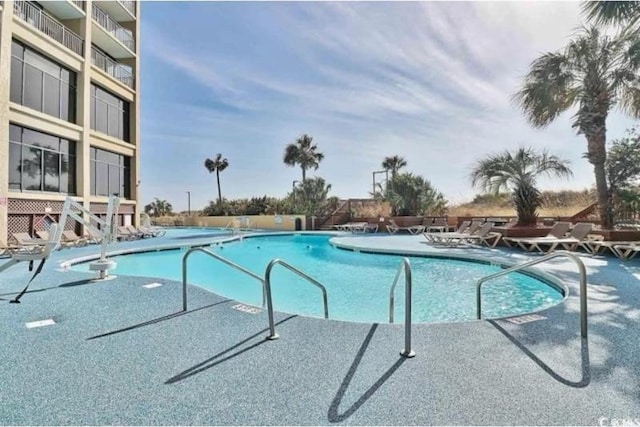 view of swimming pool featuring a patio